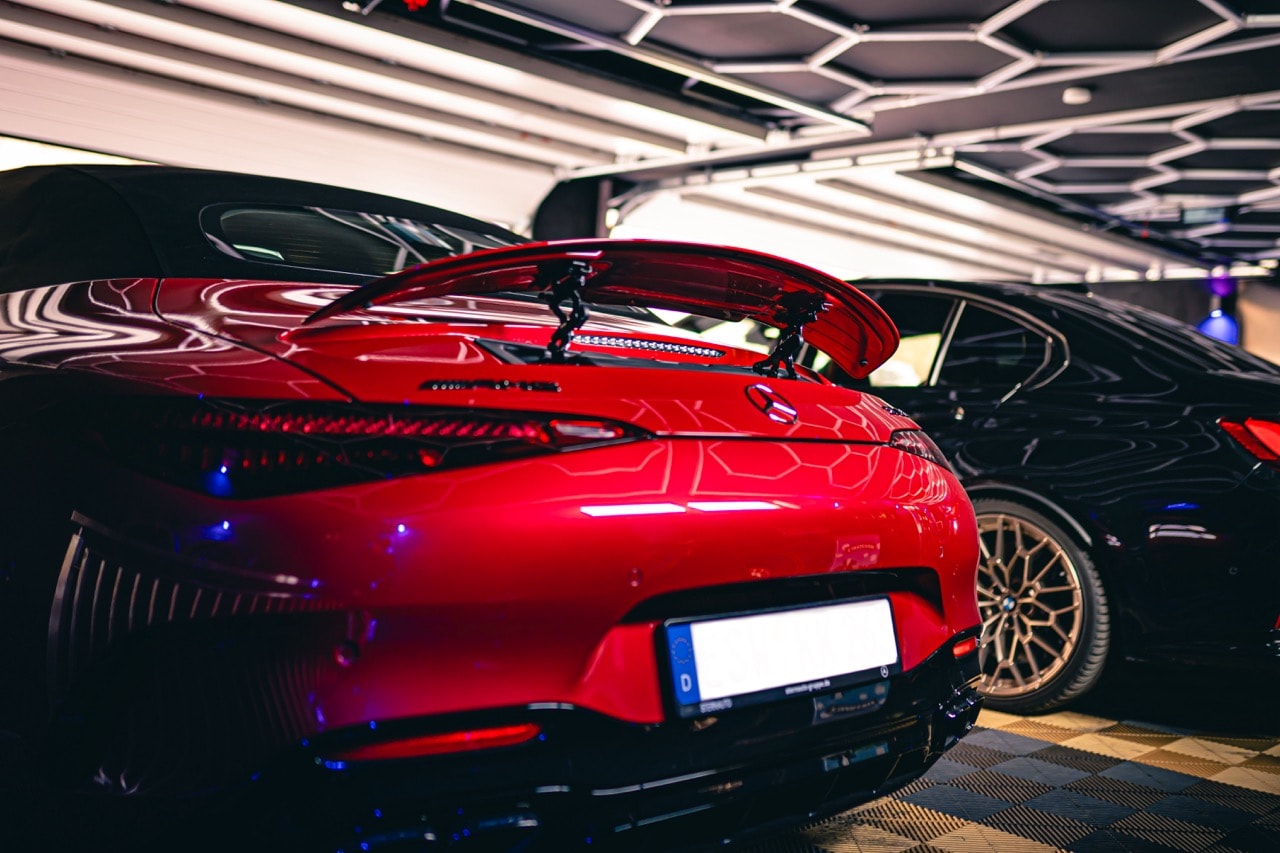 Roter Mercedes-AMG in einer beleuchteten Garage