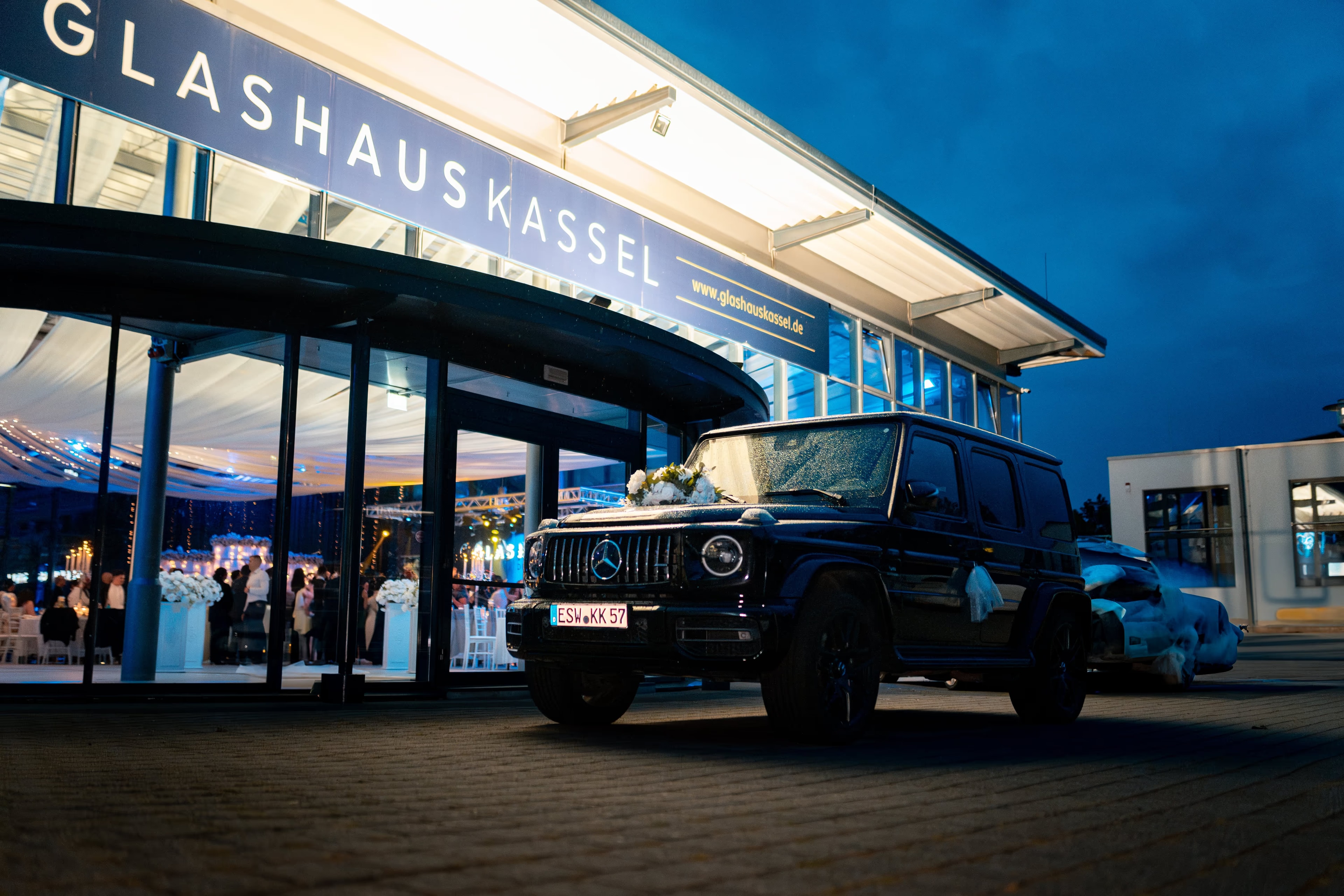 Mercedes G 63 AMG als Hochzeitsfahrzeug vor dem Glashaus Kassel